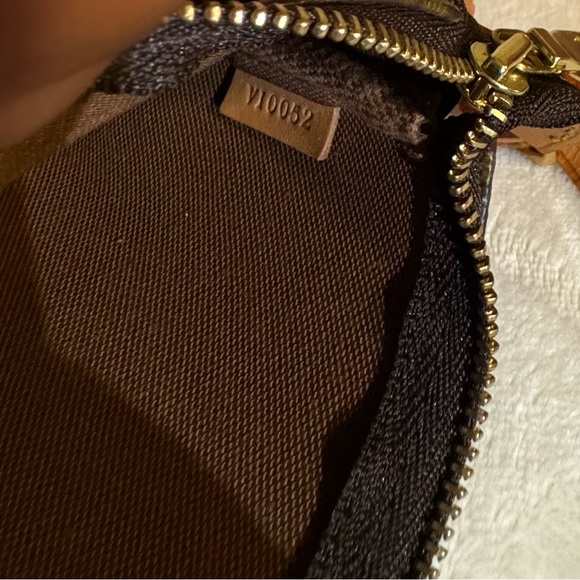 ‼️LOUIS VUITTON POCHETTE‼️ - Picture 11 of 15